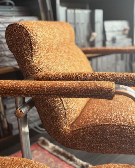 Détail couture artisanale sur fauteuil rénové - Atelier Anne Lavit Lyon