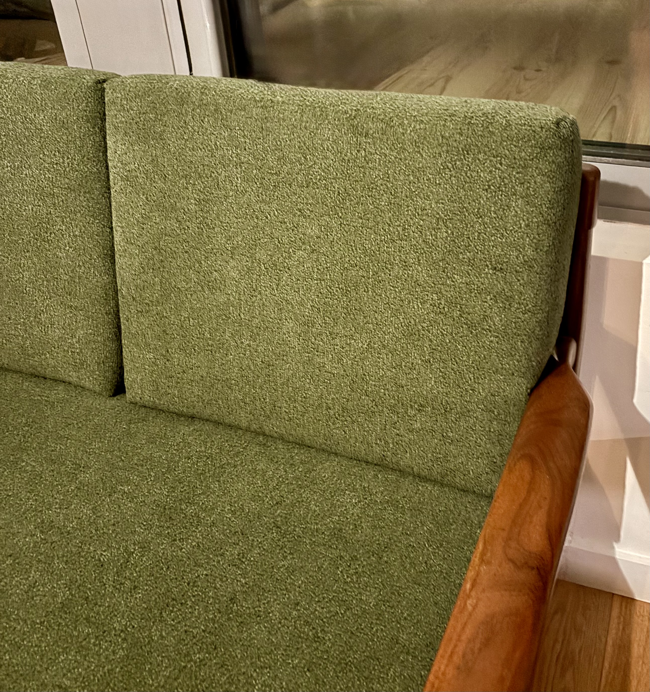 Canapé scandinave recouvert par Atelier Anne Lavit avec un tissu anti-tâche de chez Designers Guild