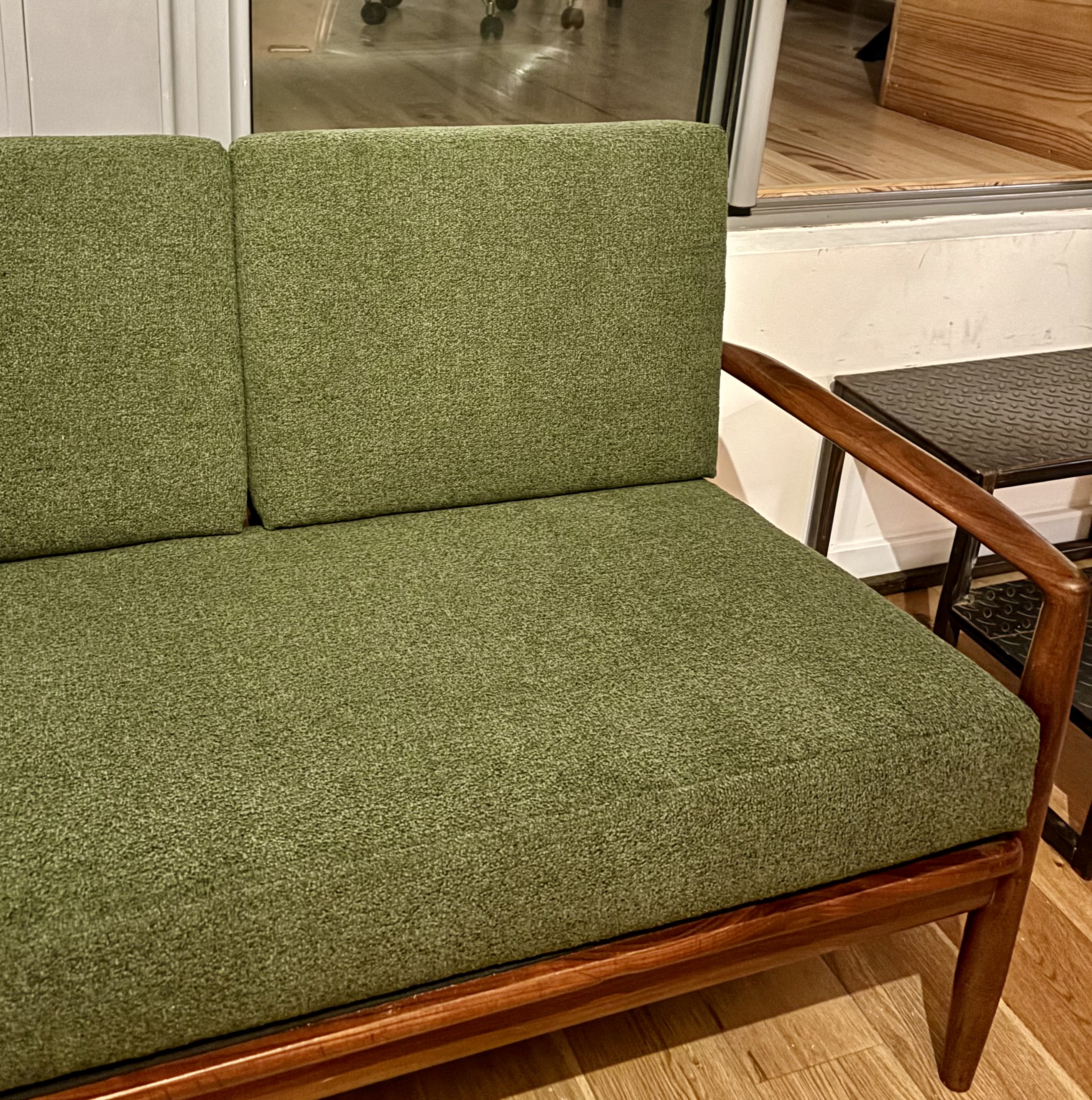 Canapé vintage relooké avec une tissu recyclé de chez Designers Guild à Lyon