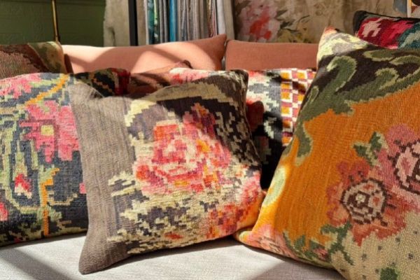 Coussins en kilim moldave – Pièces uniques artisanales | Atelier Anne Lavit, tapissier décorateur à Lyon